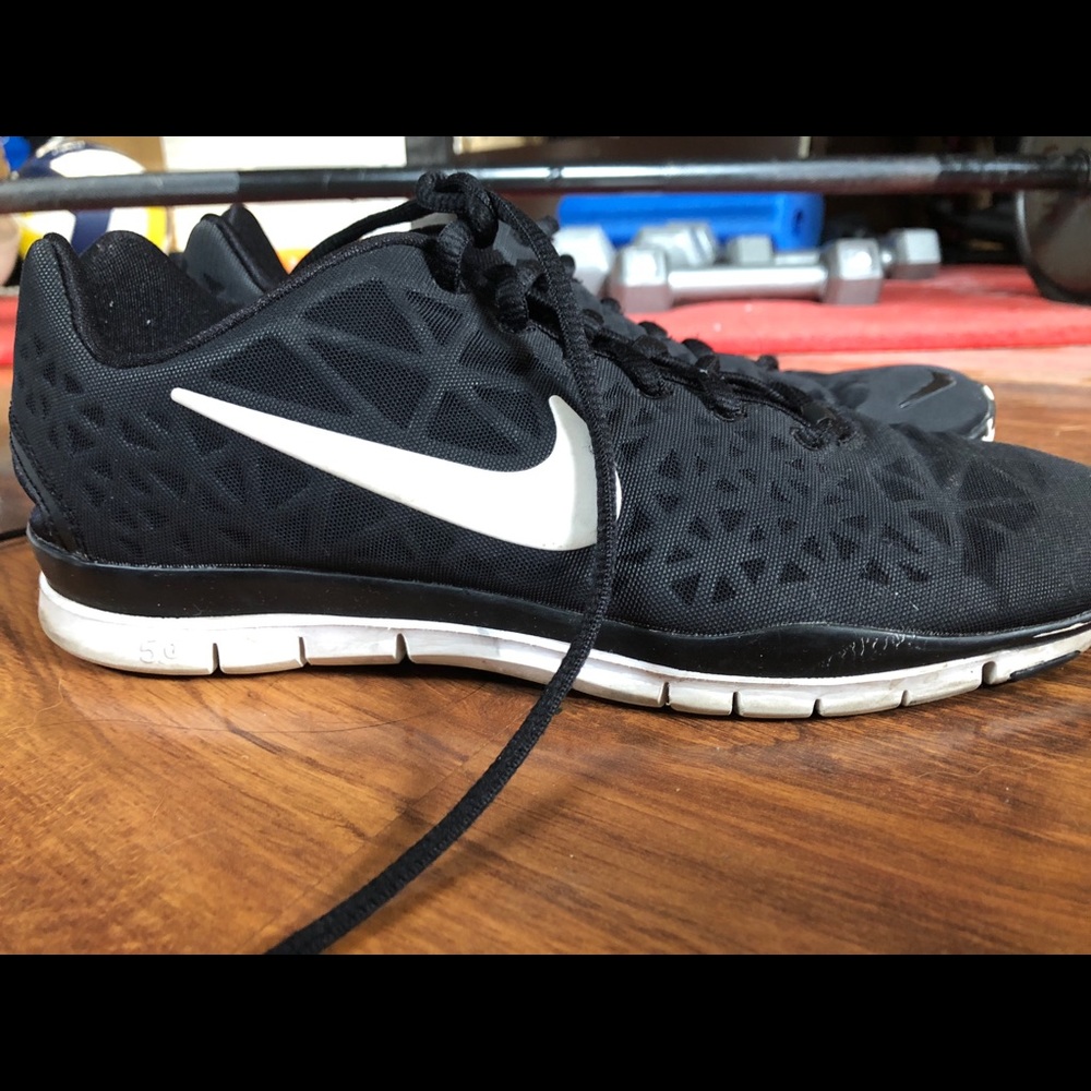 Black nike free shoes